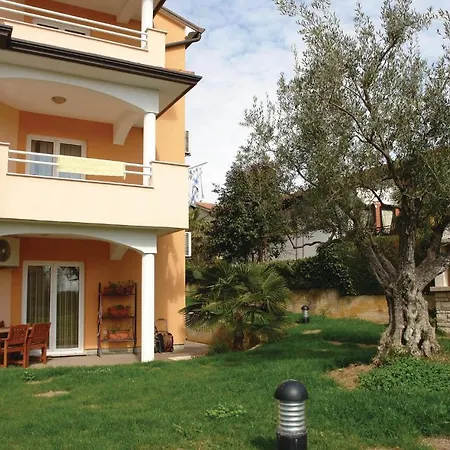 2 Bedroom Awesome In Novigrad Апартаменты *